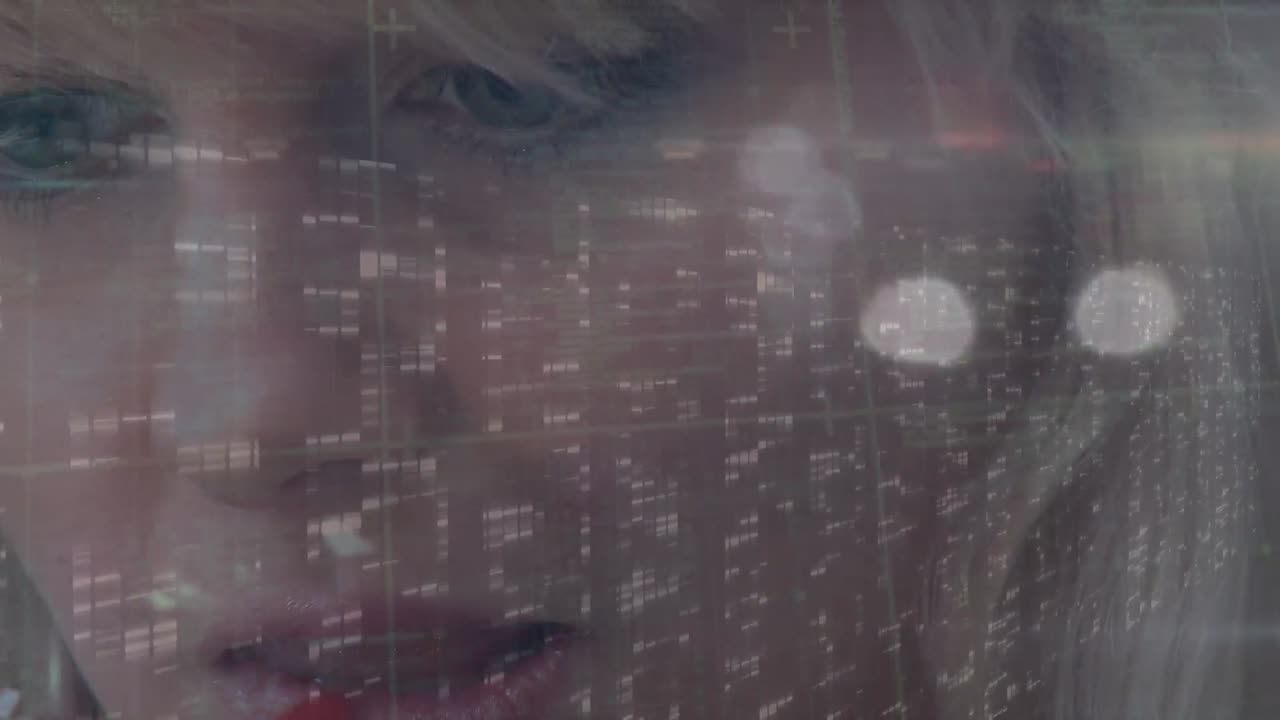 animación de procesamiento de datos y luces sobre la cara de una mujer caucásica haciendo maquillaje