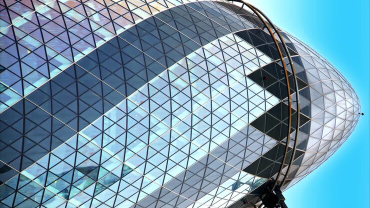 Vista verticale del grattacielo The Gherkin nel quartiere della City di Londra, nel centro del Regno Unito
