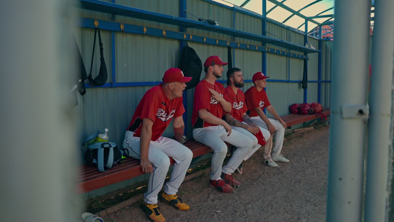 Squadra di baseball seduta su una panchina