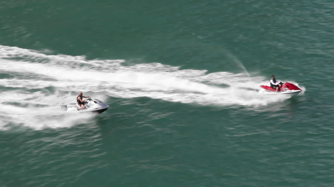 물을 가로질러 두 제트 스키 경주