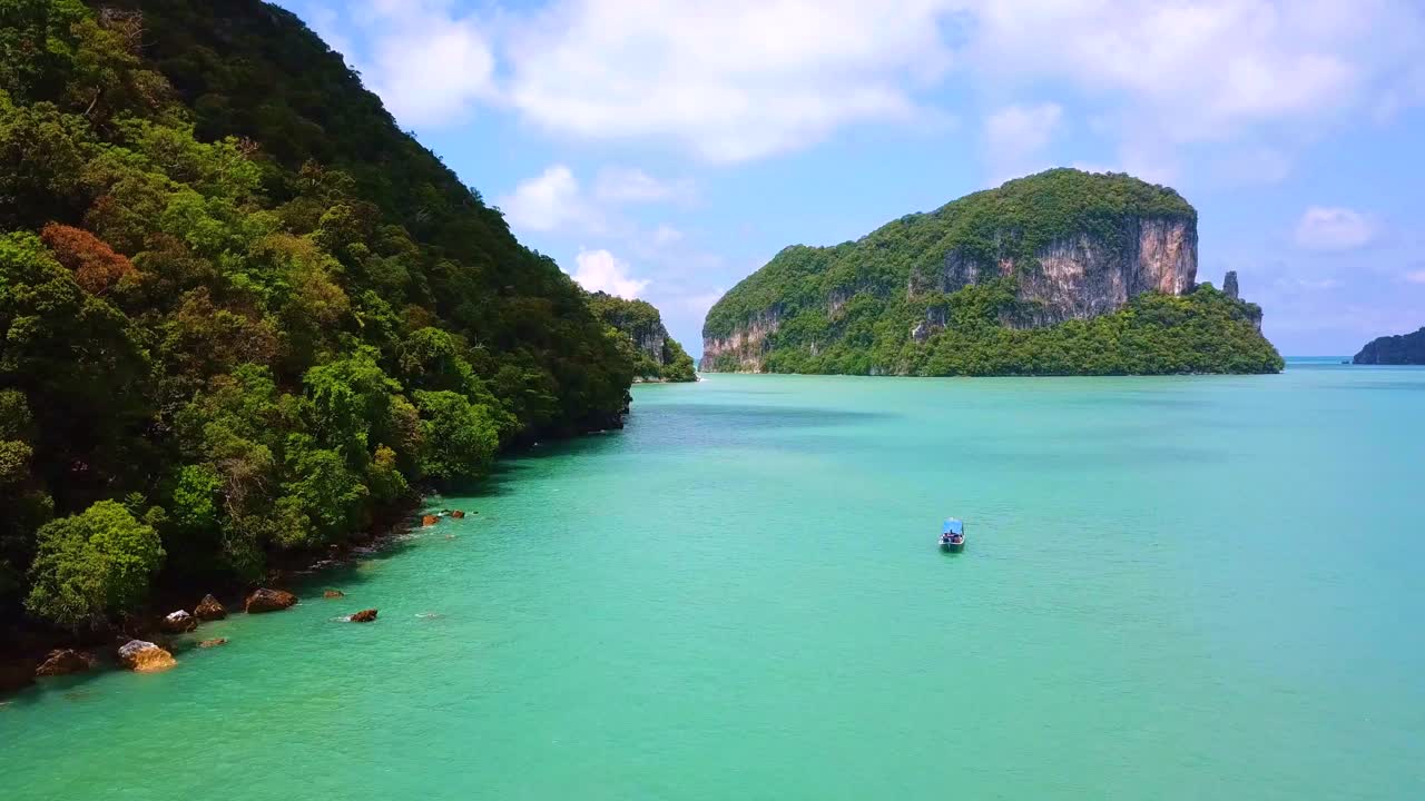 mar azul turquesa rodeado por un conjunto de islas en un día soleado en langkawi, malasia