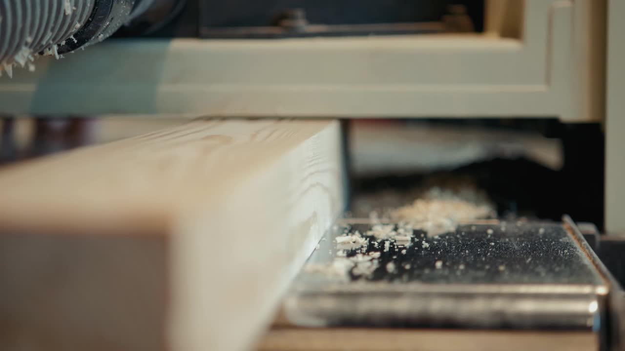 cerca de las manos del carpintero cortando madera con la sierra de mesa en el taller, muebles de artesano