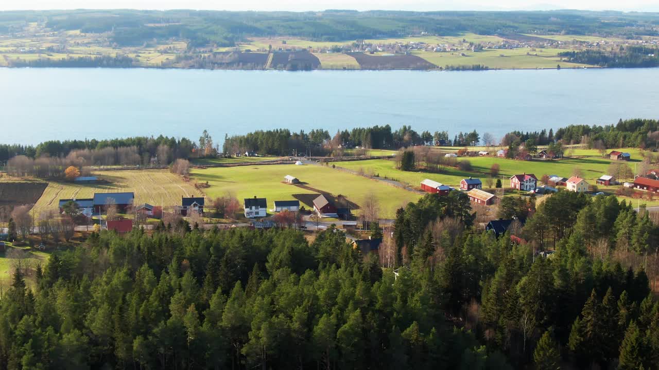 스웨덴 오스터순드 근처의 스웨덴 시골에 있는 호수 근처의 농가와 건물