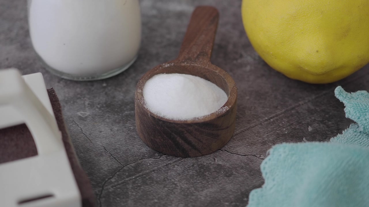 Bicarbonato di sodio, limone e prodotti per la pulizia per la pulizia naturale della casa