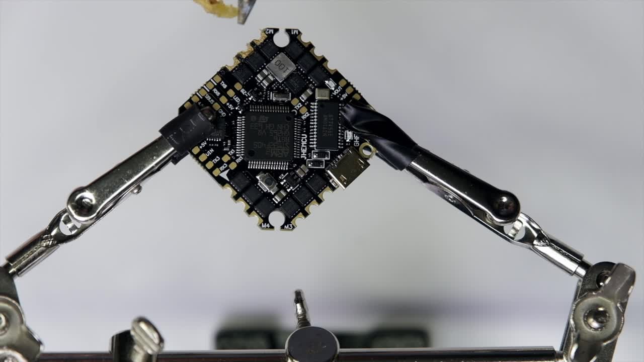 fabricación de drones, chips, soldaduras, reparaciones, mecánicos y placas base