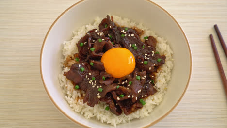 rice with soy-flavoured pork or japanese pork donburi bowl - asian food style