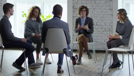 paciente femenina hablando en la reunión del grupo de apoyo