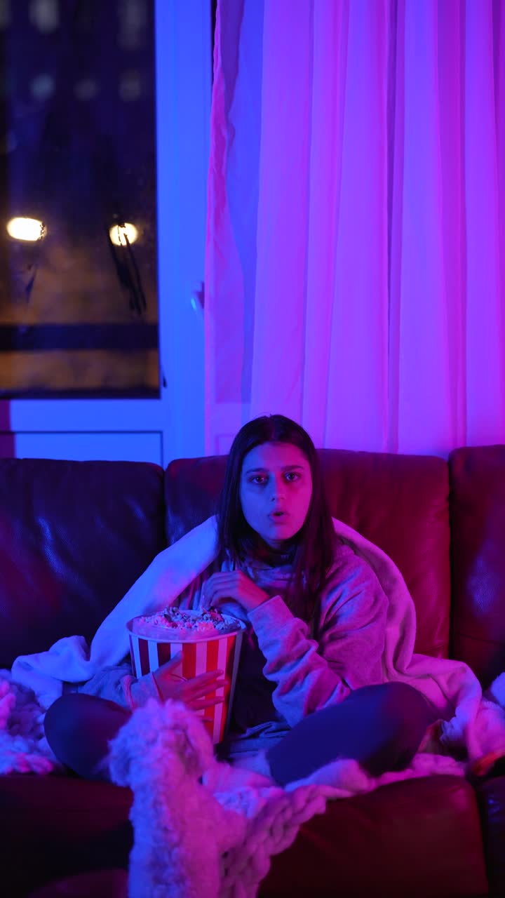 подросток смотрит фильм дома с собакой