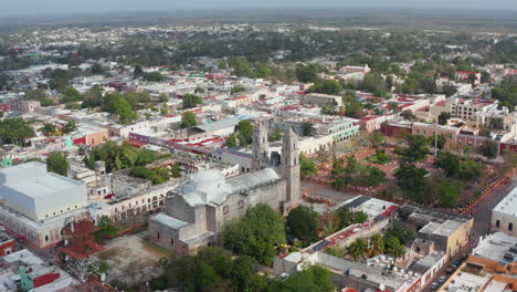 Fliegen-Sie-Um-Die-Alte-Domkirche-St.-Servatius-Herum.-Luftaufnahme-Der-Stadt-Mit-Kirche.-Valladolid,-Mexiko