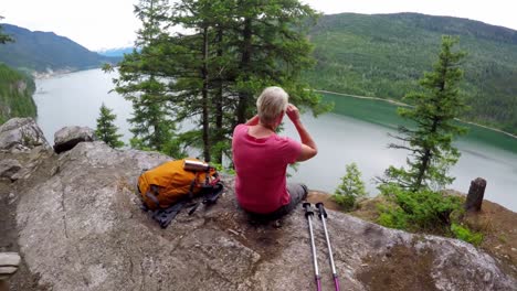 mujer madura mirando a través del binocular 4k