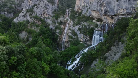 perspectiva a vista de pájaro de la cascada sotira en albania