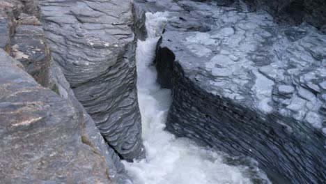 río de corriente rápida, que fluye entre rocas. plano general