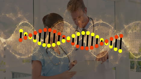 animación de procesamiento de datos y cadena de adn girando sobre diversos médicos