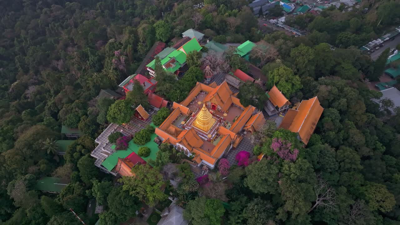 Bình minh dịu dàng trên quần thể Phật giáo được trang trí công phu, Thái Lan.