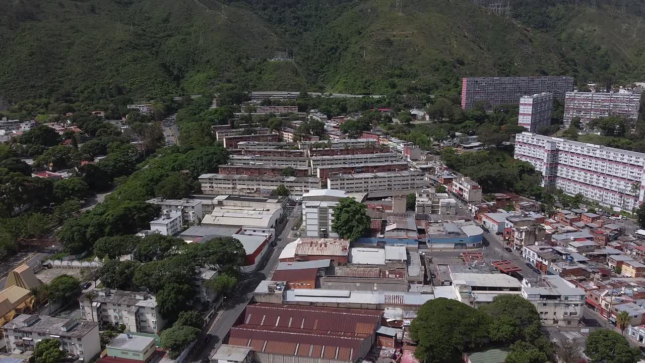 antena diurna sobre el alojamiento de hormigón de sarria, ubicado en el oeste de caracas, venezuela, en las exuberantes y verdes estribaciones de el ávila