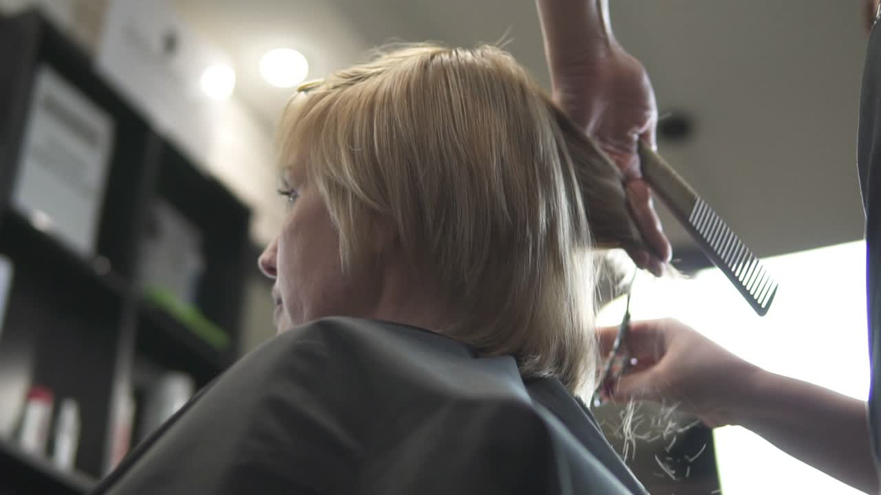 미용실에서 머리를 하고 있는 젊은 여성 3