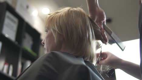 junge frau, die sich im friseursalon die haare frisiert 3