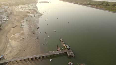 Fischerboote-Bei-Ebbe-Im-Morgengrauen