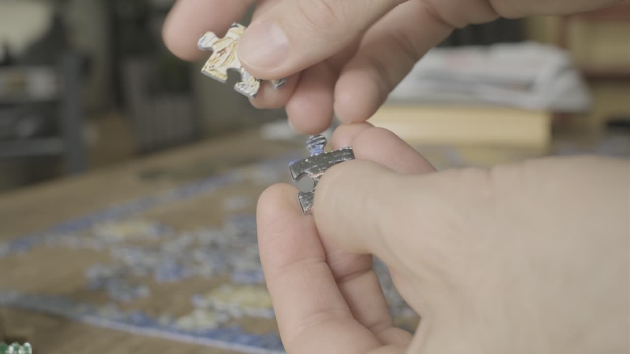 직소 퍼즐을 풀고 두 조각을 잡고 연결하려고 하는 손