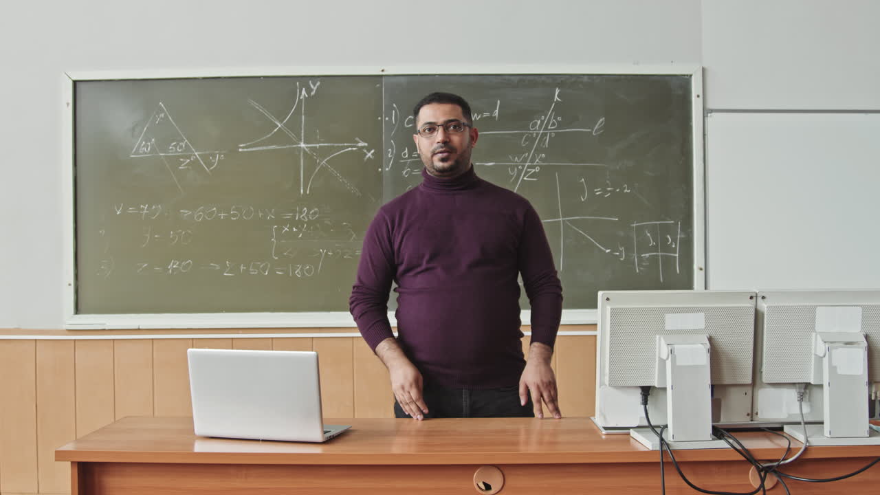 Professore di matematica che insegna geometria in un auditorium