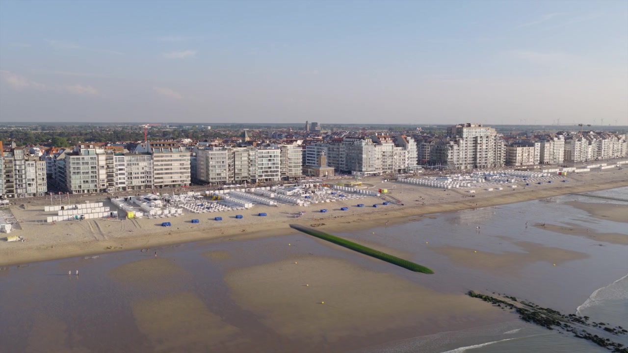 Strandhytter på Strand Knokke-Heist og bølgebrytere som beskytter stranden mot erosjon. Luftfoto