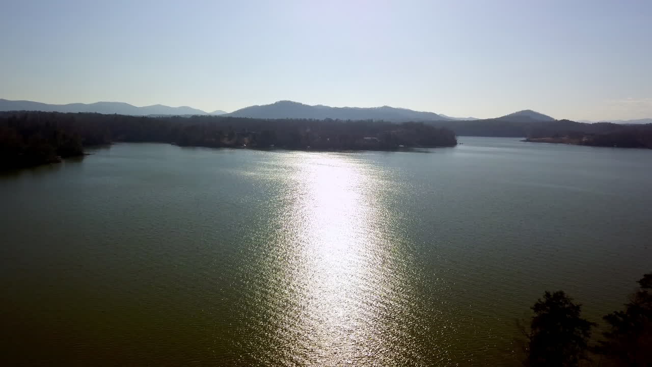 disparo aéreo volando sobre w