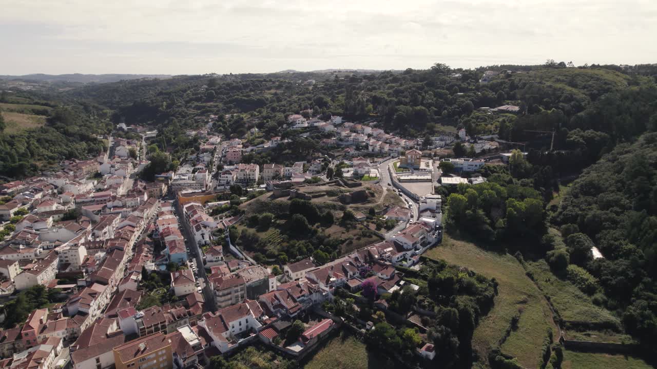ruinas medievales del castillo de la colina de alcobaça