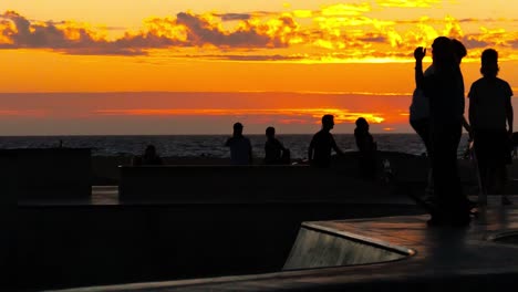 el parque de patinaje al atardecer