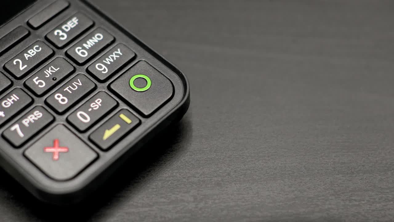 introducir el código pin en la terminal utilizando la terminal de tarjeta de crédito en la tienda