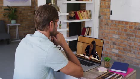 Kaukasischer-Männlicher-Lehrer,-Der-Einen-Laptop-Bei-Einem-Videoanruf-Mit-Einer-Studentin-Nutzt