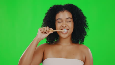 mujer negra con sonrisa en la pantalla verde