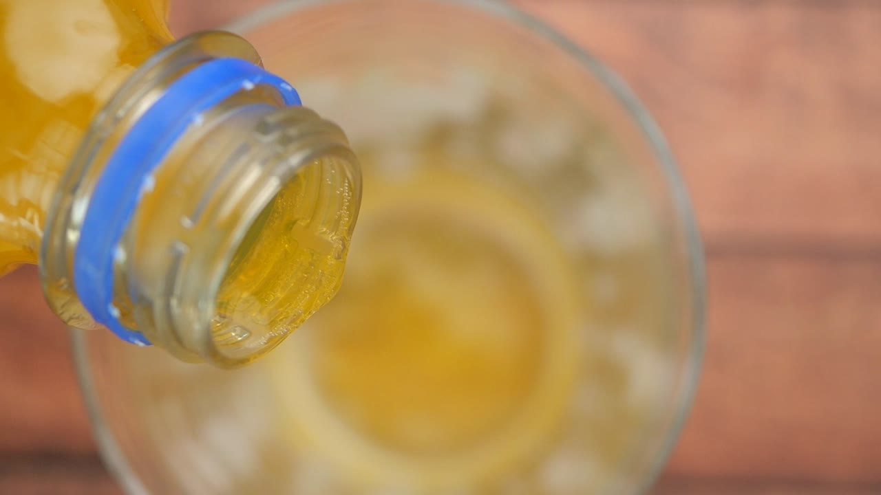 오렌지 주스를 잔에 부어 넣는 것