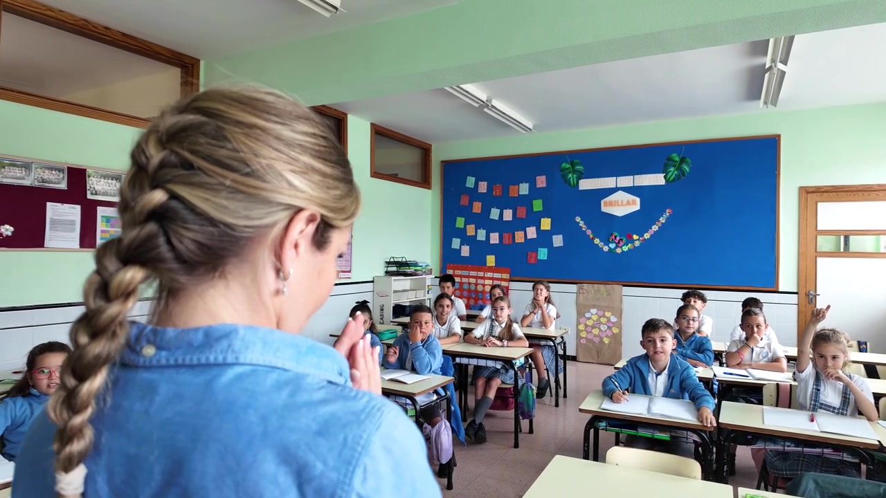 Učitelka vysvětluje látku dětem ve třídě základní školy