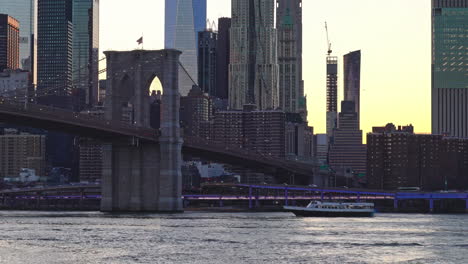 ikonicher blick auf manhattan mit east river und wolkenkratzern