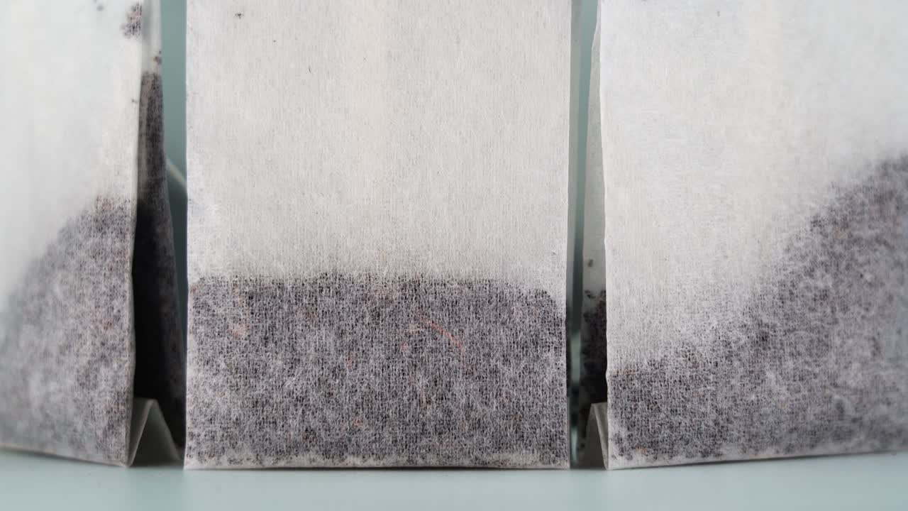 트레이에 검은 차 봉투로 만든 원 주위의 움직임