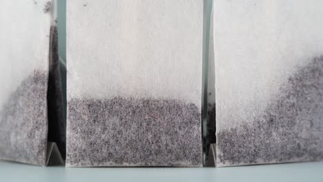 movimiento alrededor del círculo hecho de bolsas de té negras en bandeja blanca