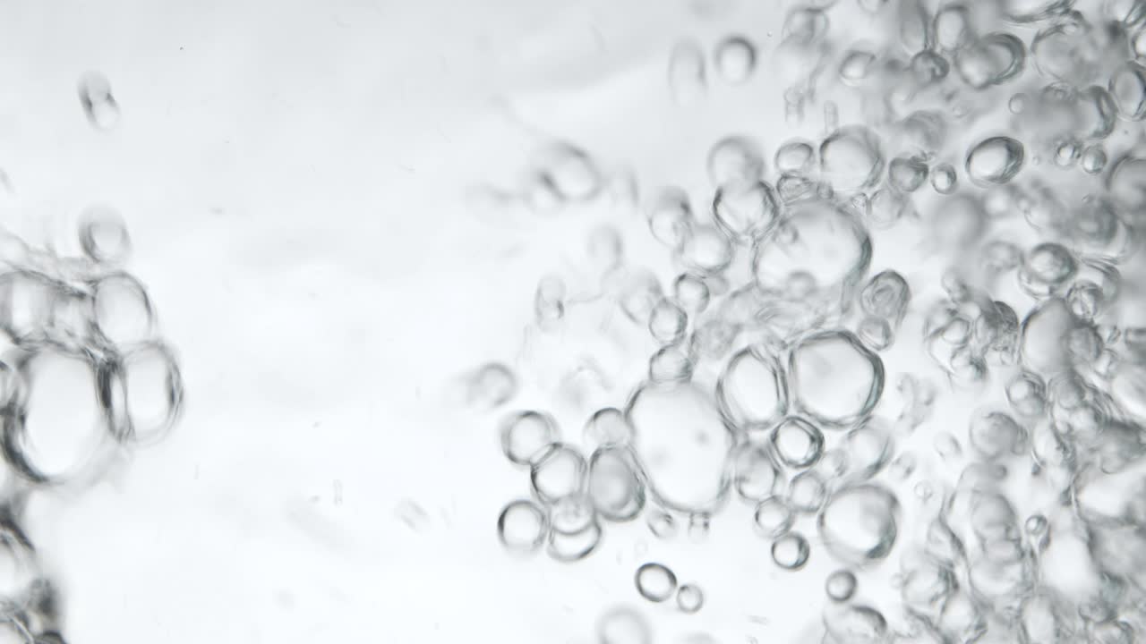 유리통에 물을 부는 동안 물 속의 공기 거품, 수중 모이의 사진, 창의적인 추상적인 배경, 은색 톤 스타일.