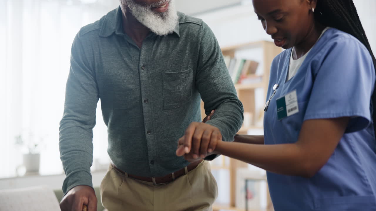 enfermera ayudando a un anciano a caminar