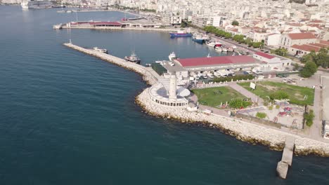 Vista-De-ángulo-Alto-De-Drones-Del-Faro-De-Patras-Cerca-Del-Puerto-Viejo,-Grecia