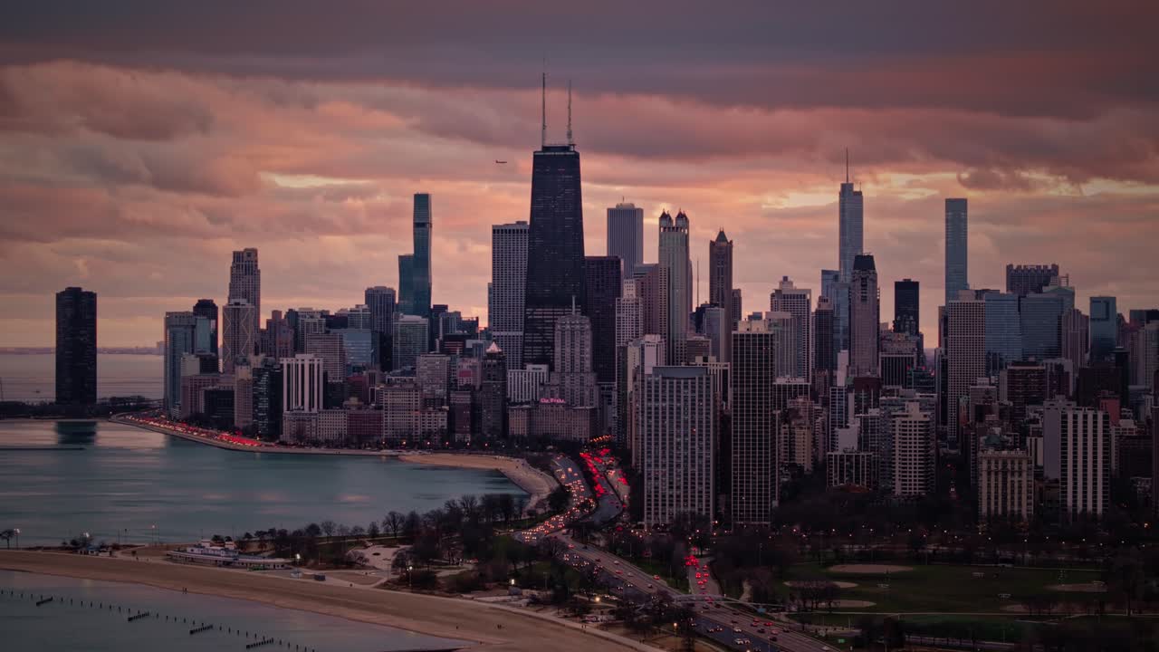 Vista aerea di Chicago con traffico intenso e nuvole imponenti