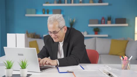 Der-Mann,-Der-Im-Homeoffice-Arbeitet,-Freut-Sich-über-Das,-Was-Er-Auf-Dem-Laptop-Sieht.