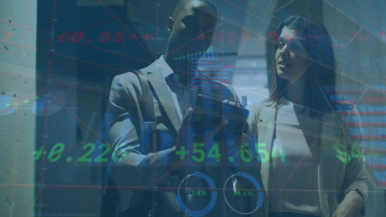 animación de gráficos, tablero de negociación, carga de diversos compañeros de trabajo discutiendo mientras caminan en la oficina