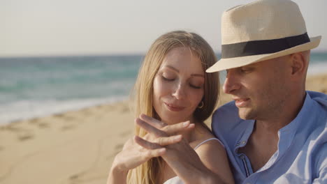 una pareja enamorada de la playa cogida de la mano