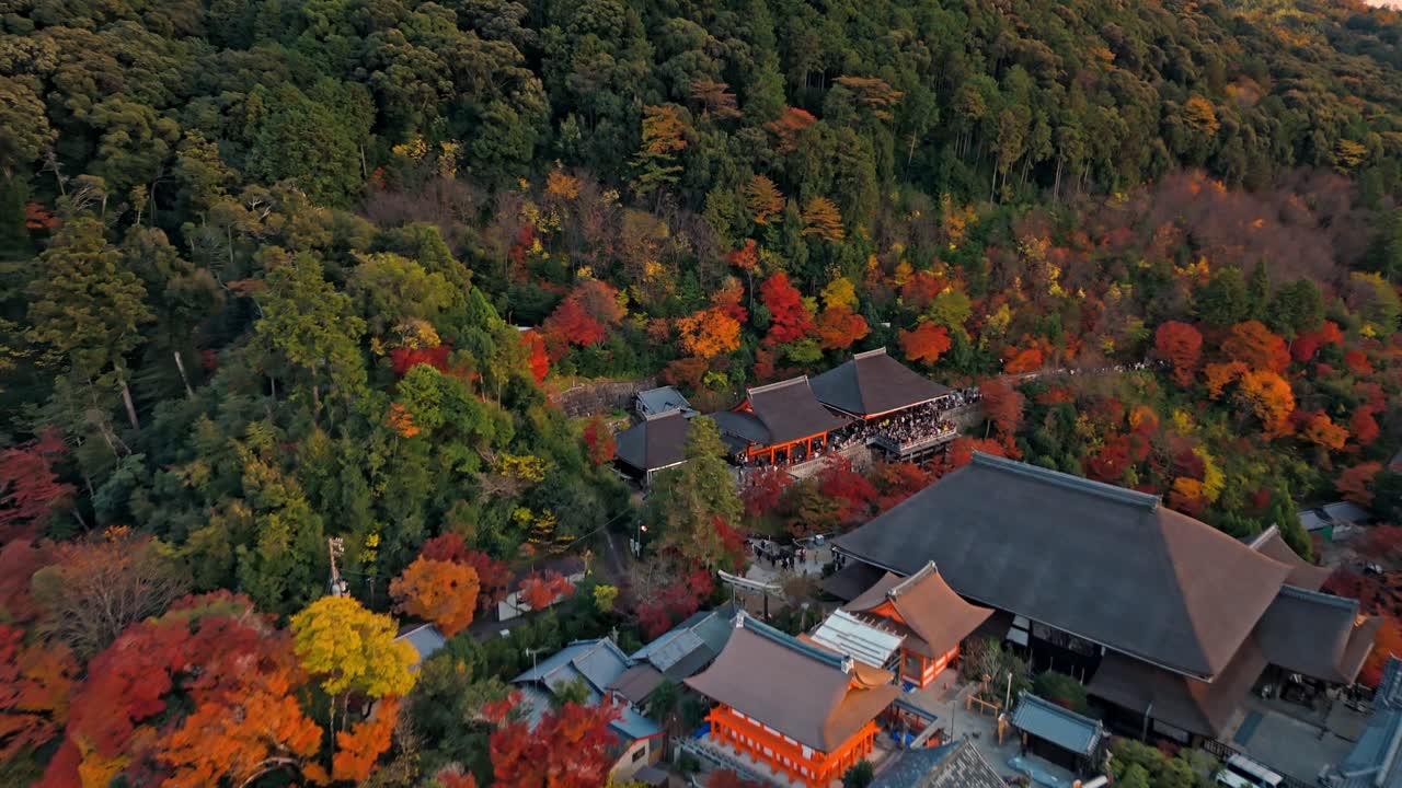 las vibrantes hojas rojas y naranjas rodean el templo histórico, bañado en la cálida luz dorada del sol poniente, creando una escena impresionante de belleza natural y patrimonio cultural.