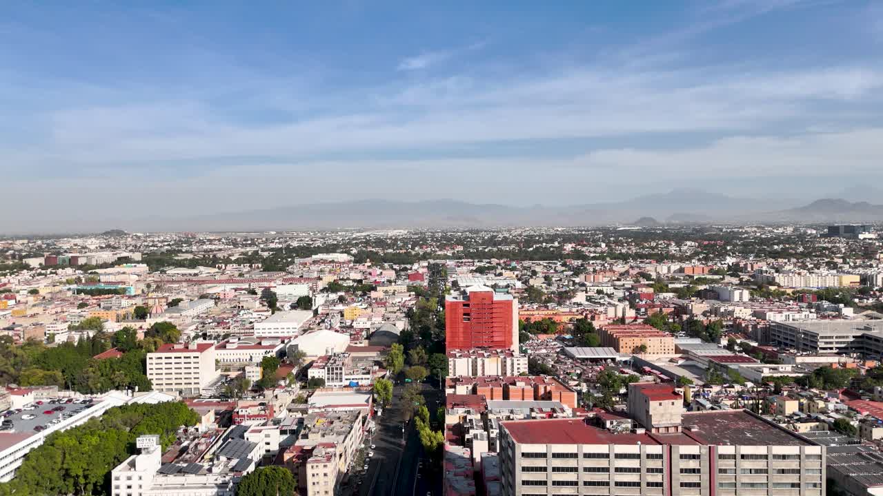 Imagem de drone de decolagem no centro da Cidade do México.