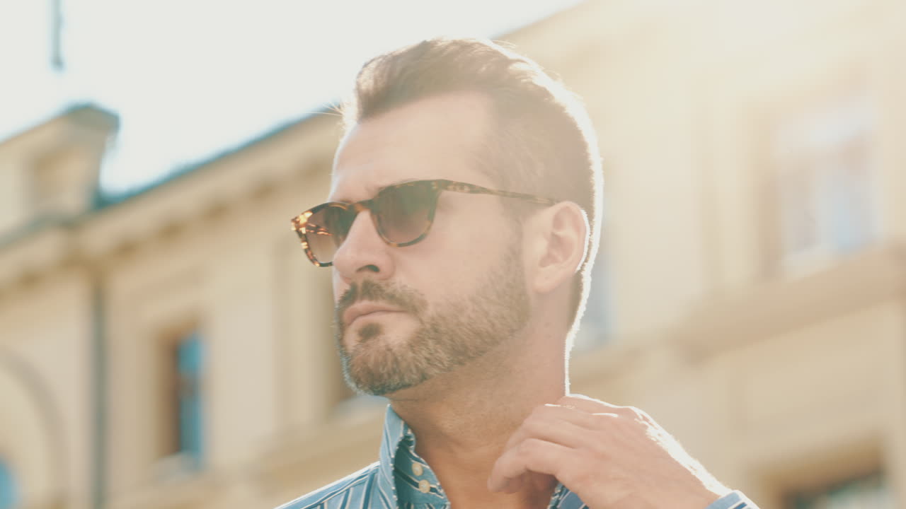 стильный мужчина в солнцезащитных очках