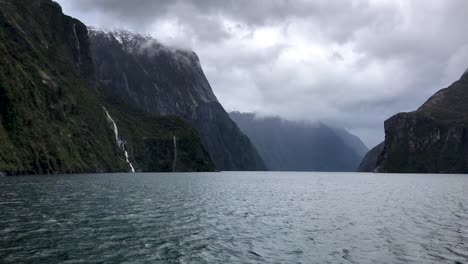 toma amplia de nubes bajas en milford sound fiordland