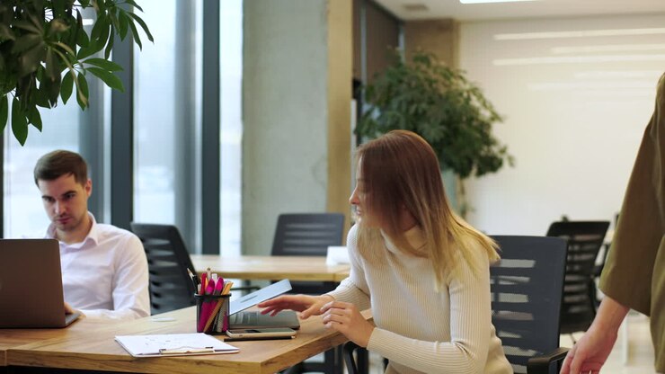 Donne che lasciano l'ufficio