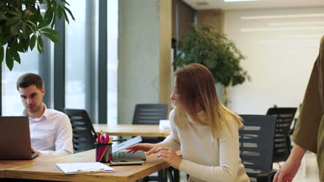 Frauen-Verlassen-Das-Büro