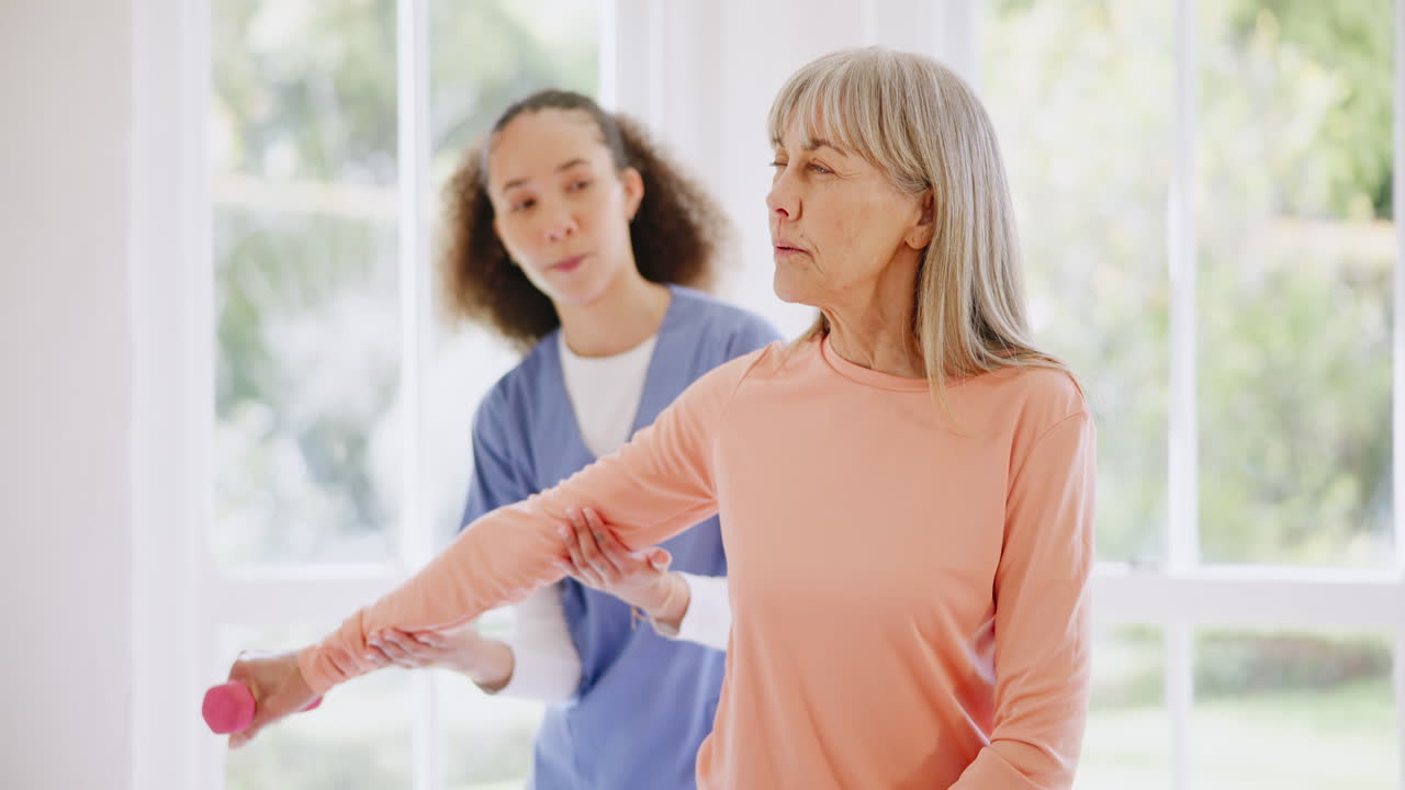 노인 여성, 부상자에 대한 도움과 물리 치료